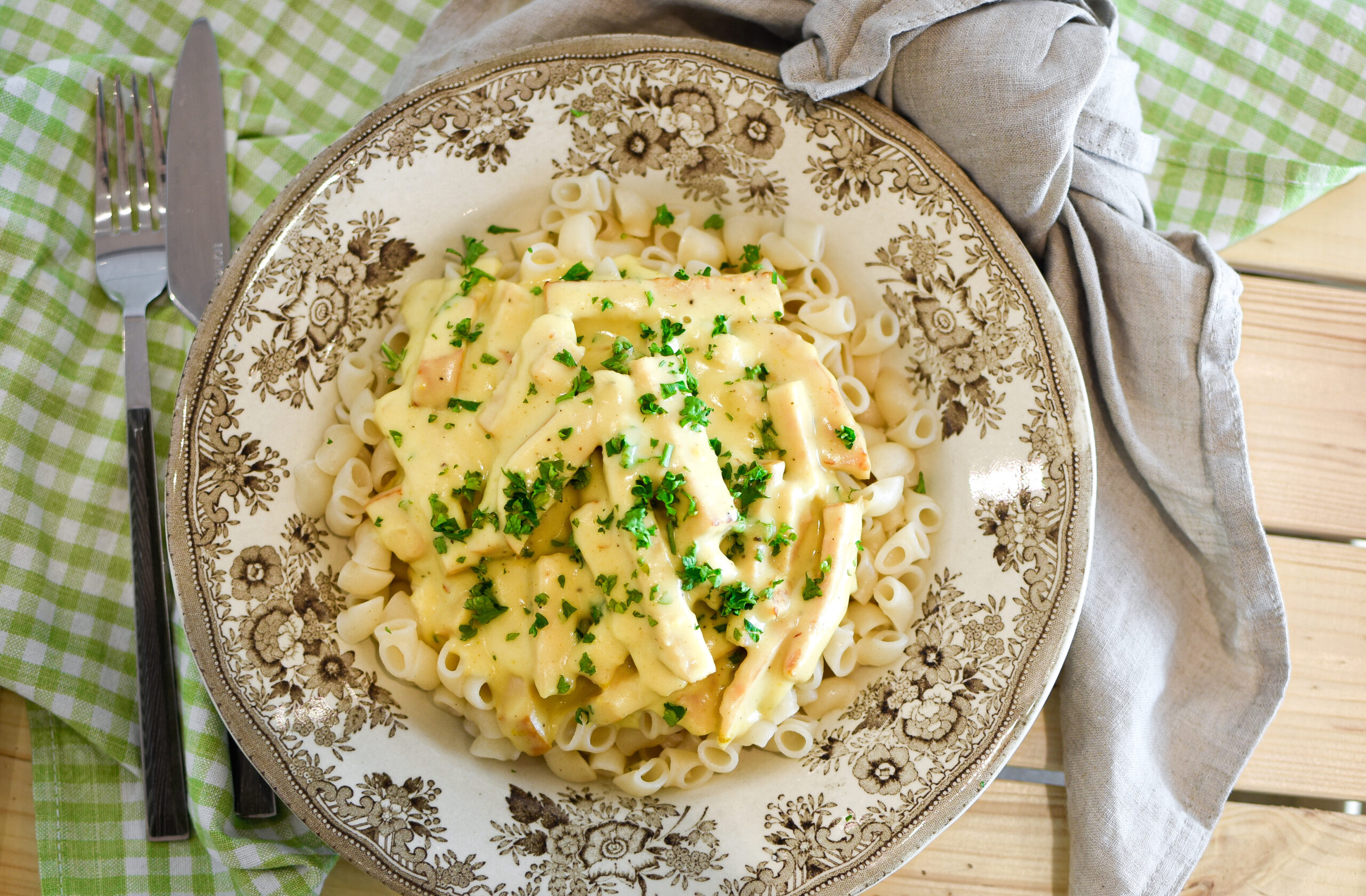 Pasta med ost och kalkonsås - Foodbyzeinaab